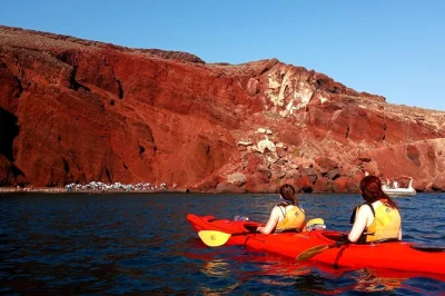 Scopri la costa vulcanica di santorini in kayak, visita le spiagge rossa e bianca, nuota in calette nascoste e gusta un pranzo in una taverna greca. incluso il trasferimento dall’hotel.