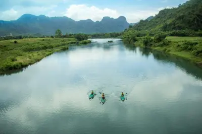 Pagayez en kayak dans les rivières souterraines de Phong Nha