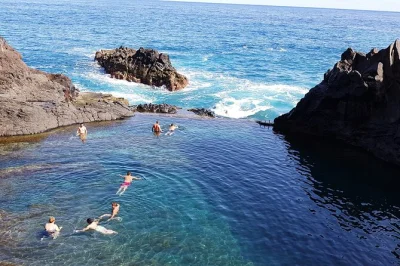 Siente la brisa atlántica en las piscinas de lava de porto moniz, pasea por el bosque brumoso de fanal y camina sobre la pasarela de cristal de cabo girão. incluye recogida en funchal.