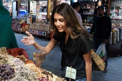 Découvrez les quartiers historiques de dubaï, traversez la creek en abra, flânez dans les souks d’or et d’épices, et savourez un repas traditionnel émirati—tout compris.
