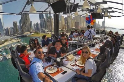 Profitez d’un dîner 3 plats suspendu au-dessus de dubai marina, avec vue sur la ville et l’eau. sécurité, choix du menu, photos et boissons incluses — réservez votre dîner aérien dès main