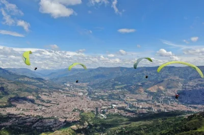 Sobrevuela el valle de aburrá en medellín, pasa cerca de cascadas y siente la ciudad desde el aire. pilotos certificados, vuelos flexibles y traslado fácil incluidos.