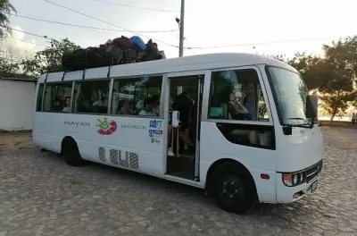 Da Flores a Belize City in bus con passaggio frontiera incluso
