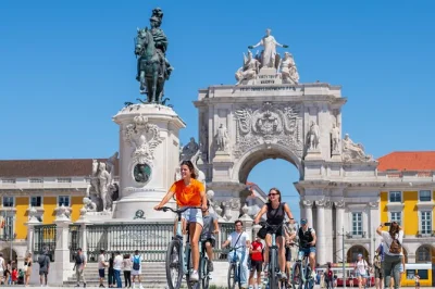 Explore lisboa de bike descendo do parque eduardo vii até belém. prove pastel de nata, deguste ginjinha e descubra histórias locais. inclui guia e lanches.