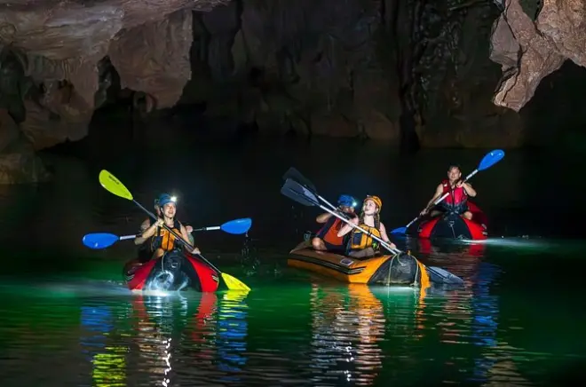 Caiaque na caverna Phong Nha: Rio subterrâneo