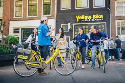 Pedala tra i canali di amsterdam, il quartiere jordaan e il vondelpark con una guida locale. include bici, guida e una golosa stroopwafel olandese.