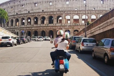 Sinta a emoção de explorar roma de vespa com motorista particular, paradas no coliseu, café ou gelato em testaccio e ruas históricas em 3 horas.