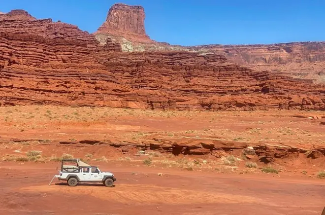 Matin en jeep à Moab : Canyons rouges et pétroglyphes