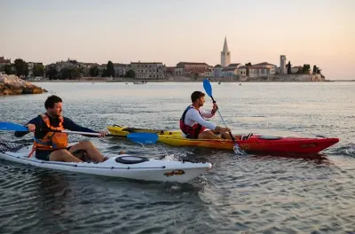 Kayak a Poreč: Pagaia al tramonto con guida e bevanda locale