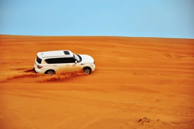 Découvrez le désert de dubaï avec un safari privé : dune bashing, balade à dos de chameau, photos au coucher du soleil, dîner bbq et spectacles en live. transfert et guide local inclus.