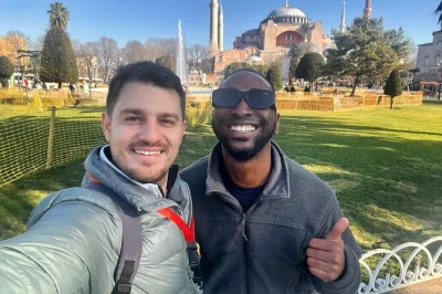 Découvrez istanbul et son quartier historique en petit groupe, évitez les files à sainte-sophie et la citerne basilique, savourez un café turc et flânez au grand bazar avec un guide local.