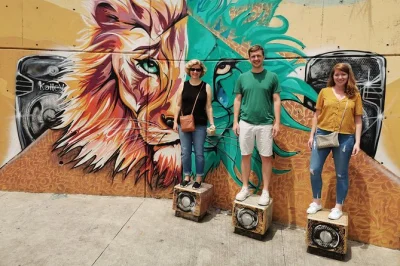 Descubre comuna 13 en medellín con guía local, prueba frutas colombianas únicas y disfruta del metrocable con recogida y snacks incluidos para vivir el barrio de verdad.