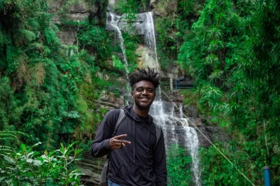 Descubre la niebla en la cascada más alta de colombia, camina por bosques de niebla cerca de bogotá y disfruta un almuerzo casero con locales—tour privado con transporte incluido.