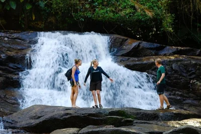 Découvrez les cascades rafraîchissantes de paraty, glissez sur les rochers du tobogã et savourez la cachaça artisanale, avec prise en charge et guide bilingue.