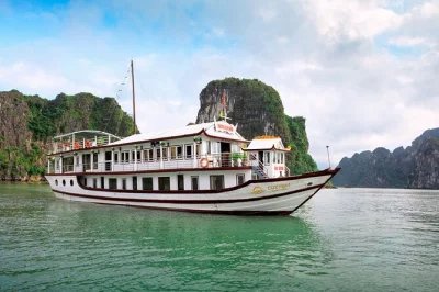 Ha long bay erleben: Übernachtung auf einer kleinen kreuzfahrt mit kajak, erkundung der sung sot höhle, kochkurs und frischen mahlzeiten. inklusive hoteltransfer ab hanoi.