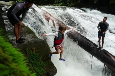 Entdecke versteckte wasserfälle bei manuel antonio, schwimme, rutsche und genieße ein bio-mittagessen im regenwald – inklusive bequemer abholung vom hotel.
