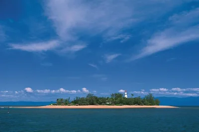 Partez de port douglas à bord d’un catamaran de luxe pour du snorkeling aux low isles, une balade en bateau à fond de verre et une croisière au coucher du soleil. déjeuner, boissons et guide loc
