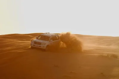 Vivi il silenzio dell’alba sulle dune del qatar, prova il dune bashing, gusta il tè con i locali e raggiungi il mare interno vicino al confine con l’arabia saudita. trasporto privato incluso.