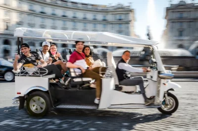 Sinta a energia de roma em um tour privado de e-tuk tuk — explore o ghetto judaico, trastevere e praças icônicas com paradas flexíveis e histórias locais.