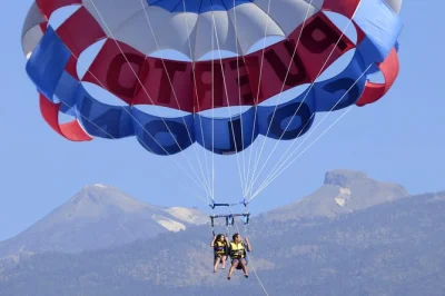 Vola sopra la costa sud di tenerife con un volo in parasailing, foto incluse e possibilità di fare un tuffo nell’atlantico. orari flessibili, adatto a tutte le età.