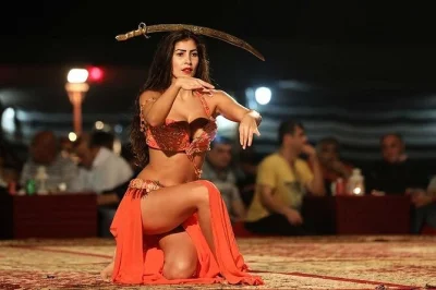 Partez pour un safari dans le désert de dubaï : sensations fortes en 4x4, balades à dos de chameau, dîner bbq et danse orientale en live. transfert, boissons et expériences locales inclus. réser