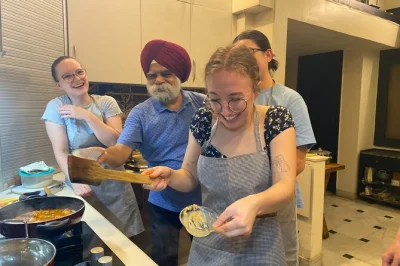 Découvrez la cuisine d’une famille de delhi, préparez des plats indiens traditionnels, partagez un chai convivial et savourez votre repas ensemble. déjeuner ou dîner inclus.