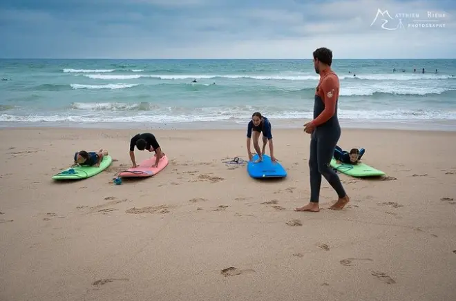Surf-Anfängerunterricht im Baskenland: Kleine Gruppen