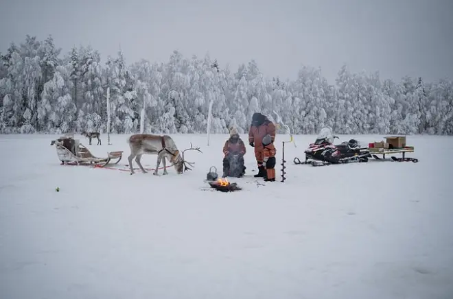 Pêche sur glace à Rovaniemi : Traîneau à rennes et feu de camp