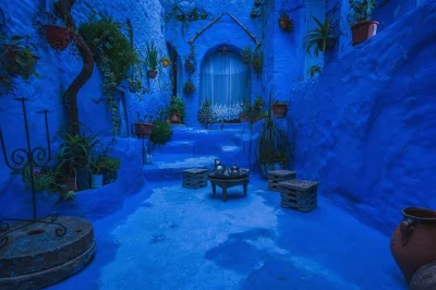 Tour privado a chefchaouen saindo de fes com guia, tempo livre, passeio pela medina, cachoeira ras el-maa e transporte de volta. explore a cidade azul do marrocos em um dia.