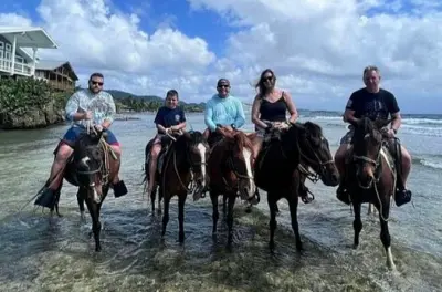 Passeio a cavalo em Roatan: Selva, praia e paradas na ilha