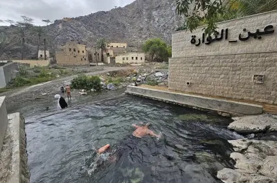 Tour privado de dia inteiro a Rustaq e Nakhal: Fontes termais e fortes