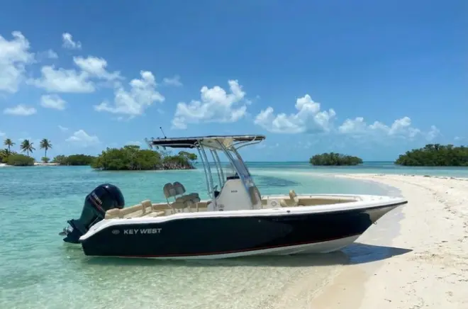 Noleggio barca a Key West con console centrale, sedili e audio