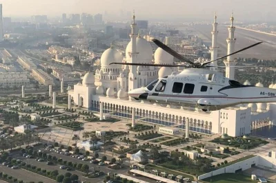 Erleben sie abu dhabi aus der vogelperspektive bei einem privaten hubschrauberrundflug. Überfliegen sie die große moschee, das emirates palace, die corniche und yas island. buchen sie ihr luftabente