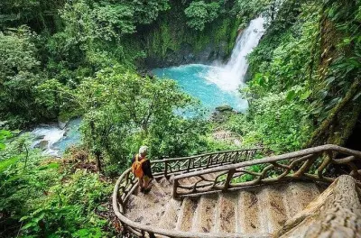 Rio Celeste e Santuário do Bicho-Preguiça no Vulcão Tenorio