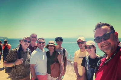 Découvrez gibraltar en excursion privée depuis séville. flânez sur main street, rencontrez les célèbres macaques et explorez le rocher avec un guide local. prise en charge à l’hôtel incluse.