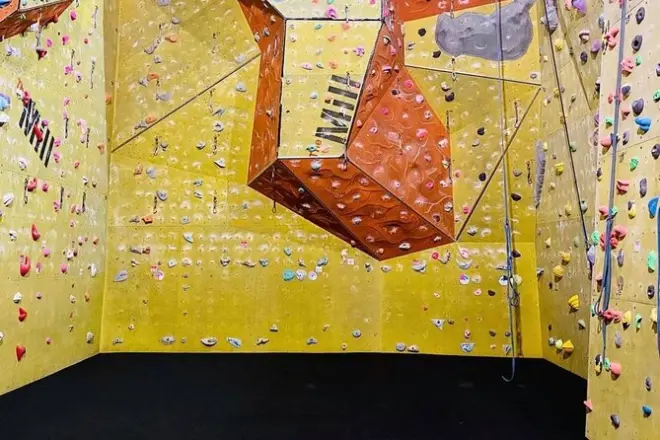 Iniciación a la escalada indoor en North Devon con top rope