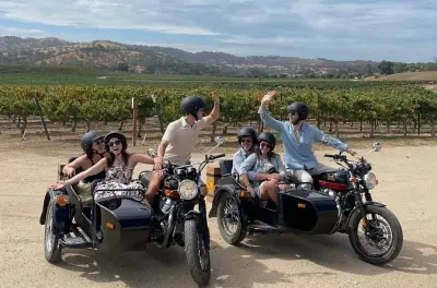 Tour en sidecar por viñedos de San Luis Obispo: Paseo por la bodega