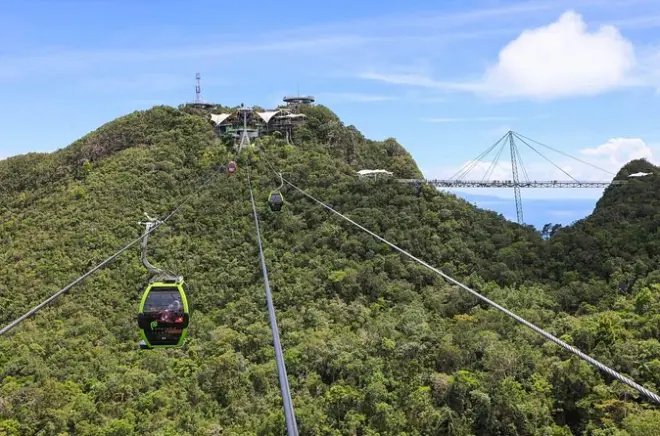 Passeio privado de barco pelo manguezal com teleférico em Langkawi