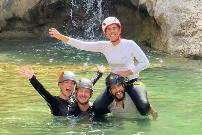 Wadi Mibam: Giornata tra piscine smeraldo e cascate da nuotare