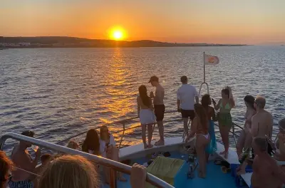 Barco ao pôr do sol em Cape Greco e Blue Lagoon, saindo de Protaras