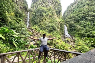 Dominica, trafalgar falls, sorgenti termali di wotten waven e nuotata a titou gorge: vivi una giornata autentica tra natura, frutta locale e guida esperta.