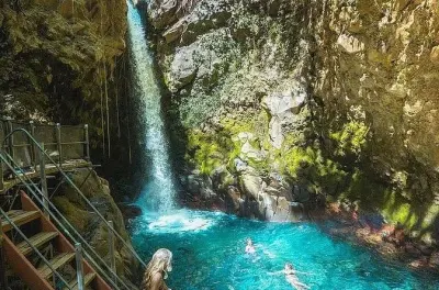 Tour de tirolesa no cânion Rio Blanco com acesso às águas termais