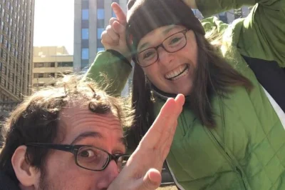 Entdecke buffalo mit einer unterhaltsamen schnitzeljagd. löse rätsel, meistere herausforderungen und kämpfe um die spitzenplätze. perfekt für gruppen und familien!