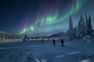 Nachtskifahren in Ylläs: Nordlichter über einem zugefrorenen See