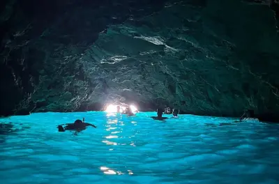 Grotte bleue de Kalamota : Nagez dans une eau cristalline