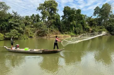 Meio dia em tuk tuk em Battambang: Cavernas de morcegos e templos