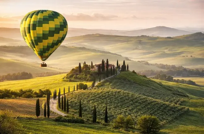 Heißluftballon über Val d'Orcia, Pienza & Montalcino