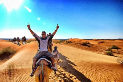 Viva um tour de 2 dias de fez a marrakech via merzouga. ande de camelo, durma em tendas no deserto e conheça o vale do ziz, as gargantas e a praça jemaa el-fna.