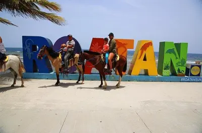 Passeio a cavalo em Roatan: Praia e vilarejo