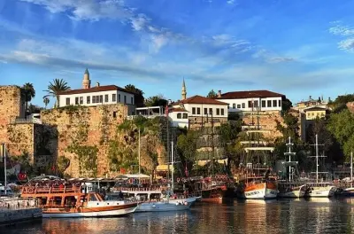 Tour privato di Antalya: Storia, cascate e crociera in barca